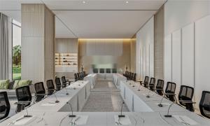 内罗毕内罗毕机场雅阁大酒店的一间设有一排桌椅的会议室