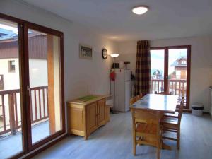 瓦尔弗雷加斯Appartement Valfréjus, 3 pièces, 6 personnes - FR-1-561-23的厨房配有桌子和冰箱