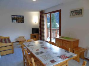 瓦尔弗雷加斯Appartement Valfréjus, 3 pièces, 6 personnes - FR-1-561-23的一间带桌椅和窗户的用餐室