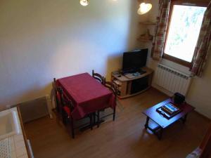 瓦尔弗雷加斯Appartement Valfréjus, 2 pièces, 4 personnes - FR-1-561-50的客厅配有桌子和电视