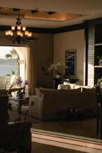 拉巴斯Orchid House Baja的客厅配有沙发和桌子