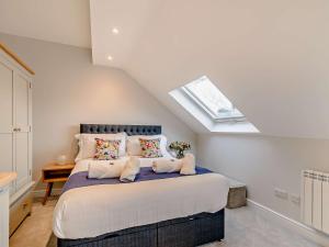 伊尔克利1 bed in Ilkley 87569的一间卧室配有一张带天窗的大床