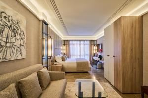 马德里VP Madroño的酒店客房,配有床和沙发