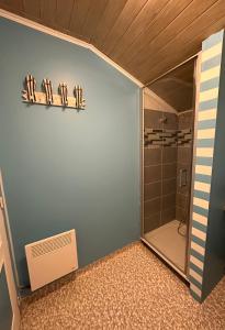 GaujacqLe Domaine de Laurolie的浴室配有淋浴间和淋浴门