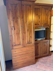 AteletaVittoria Sweet Home的一间厨房内的大型木柜,内配电视