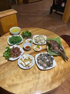 Mù Cang ChảiHomestay Hoà Thảo的上面有盘子的桌子