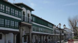 阿尔玛格鲁Ciudad del Encaje 3的城市街道上的一排建筑物