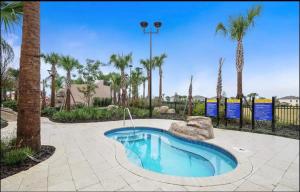 达文波特Orlando Relax的棕榈树度假村内的游泳池