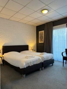 沃登贝赫希梅尔酒店的一间卧室,卧室内配有一张大床