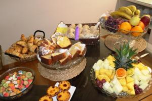 塞尔唐拉维尔德酒店的一张桌子,上面有各种食物篮子