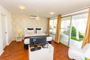 曼克拉Hotel Del Mar Mancora的一间卧室配有一张床和一台电视。