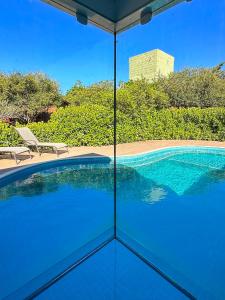 布希奥斯Rancho Litoral Búzios的从房子外可欣赏到游泳池的景色