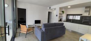罗萨斯OD'A Apartaments的带沙发的客厅和厨房