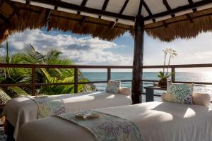 艾库玛尔El Dorado Seaside Palms, Catamarán, Cenote & More Inclusive的海景客房 - 带两张床