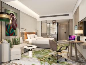 内罗毕内罗毕机场雅阁大酒店的酒店客房配有一张床、一张书桌和一台笔记本电脑
