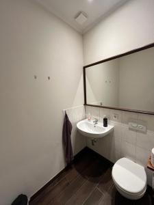 卢肯瓦尔德Turmklause的浴室配有白色卫生间和盥洗盆。