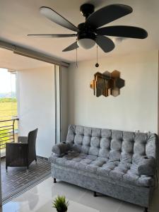 里考尔特Apto de lujo. Ricaurte-Girardot的带沙发和吊扇的客厅