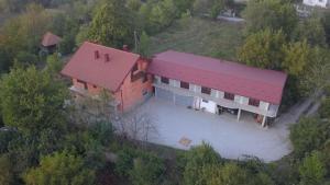 Prenoćište "KOD DOKTORA ŠKRGIĆA"的享有红色屋顶房屋的顶部景色