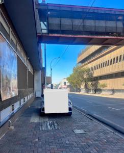 约翰内斯堡Matcha themed Apartment in City的坐在街道边的白色物体