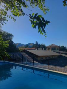 贝尔格拉诺将军镇Posada Faro Serrano的享有带凉亭的游泳池的景色