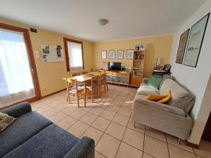 博尔索-德尔格拉帕Casa Alba的带沙发和桌子的客厅以及厨房。