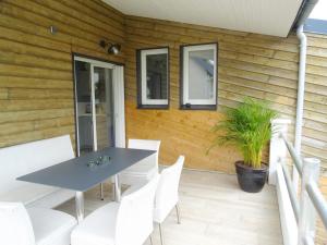 Hautot-sur-MerAbri Cotier的庭院配有桌子和白色椅子