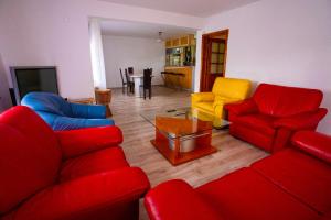 布什泰尼Casa Valentino的客厅配有红色沙发和黄色椅子