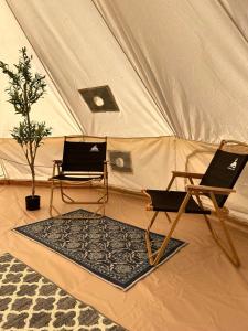 拉耶Maleka Farm: Tent Glamping North Shore Oahu的两台笔记本电脑坐在帐篷里,地毯