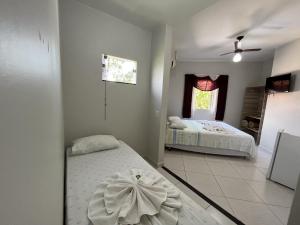 博尼图Solar do Cerrado Hotel的一间卧室设有两张床和窗户。