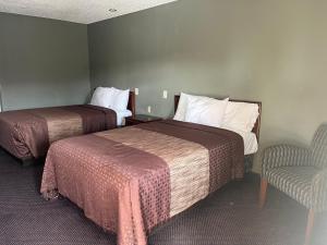 圣安东尼奥霍尔马克套房酒店的酒店客房,配有两张床和椅子