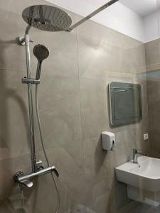奥里库姆Vila RESA - Intero allogio的带淋浴和盥洗盆的浴室