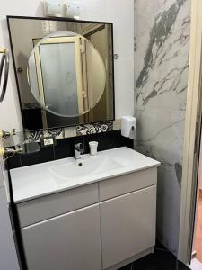 奥里库姆Vila RESA - Intero allogio的浴室设有白色水槽和镜子
