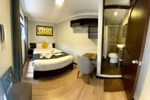 库斯科Tikala Cusco Boutique Hotel的一间酒店客房 - 带一张床和一间浴室