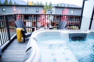 雷夫尔斯托克Powder & Pines - Cozy 2 Bedroom with Hot Tub的房屋甲板上的热水浴池