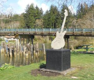 阿伯丁阿伯丁酒店的吉他雕像在桥前
