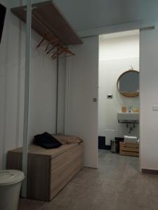 萨莱诺Maga Mirò - Guest House的一间卧室配有床、水槽和镜子