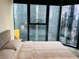 墨尔本2 BR Apartment Melbourne Square的一间卧室设有一张床和一个大窗户