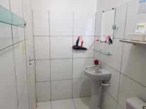 马瑙斯VilaVerin Apartments的白色的浴室设有水槽和镜子