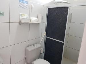 马瑙斯VilaVerin Apartments的一间带卫生间和淋浴的小浴室