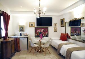 法萨诺吉安鲁斯住宿加早餐旅馆的一间客房配有两张床和一张桌椅