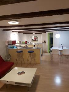 索洛图恩Solothurn的客厅设有厨房、桌子和椅子