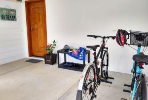 TivaTAHAA - Fare Motoi的两辆自行车停在一个有门的房间
