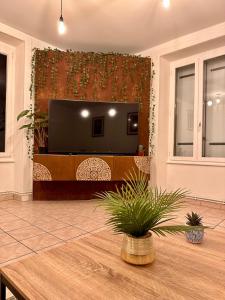 弗传斯L'Atelier loft的客厅设有壁挂式平面电视。