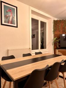 弗传斯L'Atelier loft的一间会议室,配有木桌和椅子