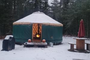 BrownfieldAva Jade Yurt的雪中带火的蒙古包