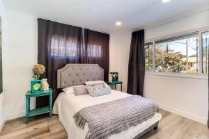 洛杉矶ৎ୭ Canoga Park View ৎ୭的一间卧室配有一张大床和两张桌子