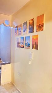 达赫拉Dakhla sky blue的墙上有照片的房间