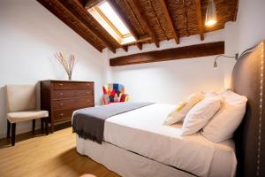 德尼亚Casa Olivera的一间卧室配有一张带椅子的床和梳妆台