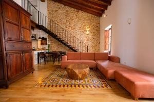 德尼亚Casa Olivera的客厅配有沙发和桌子