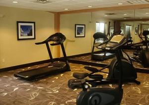 Woodward伍德沃德康福特茵酒店的一间健身房,里面设有几个健身器材